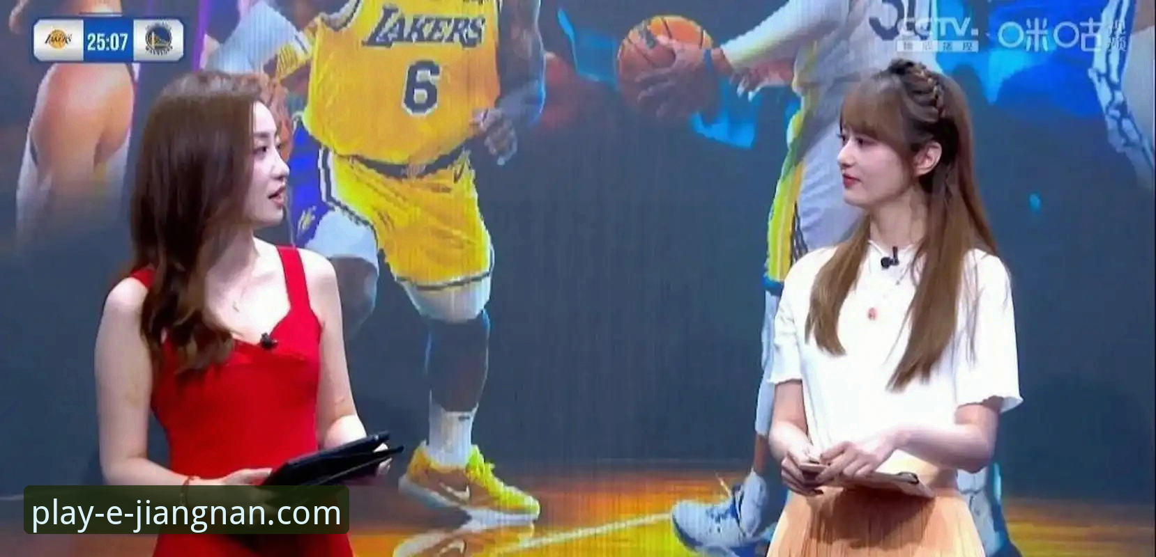 NBA季后赛半场47分差距vs江南体育平台观赛体验：尼克斯狂胜老鹰技术对比分析